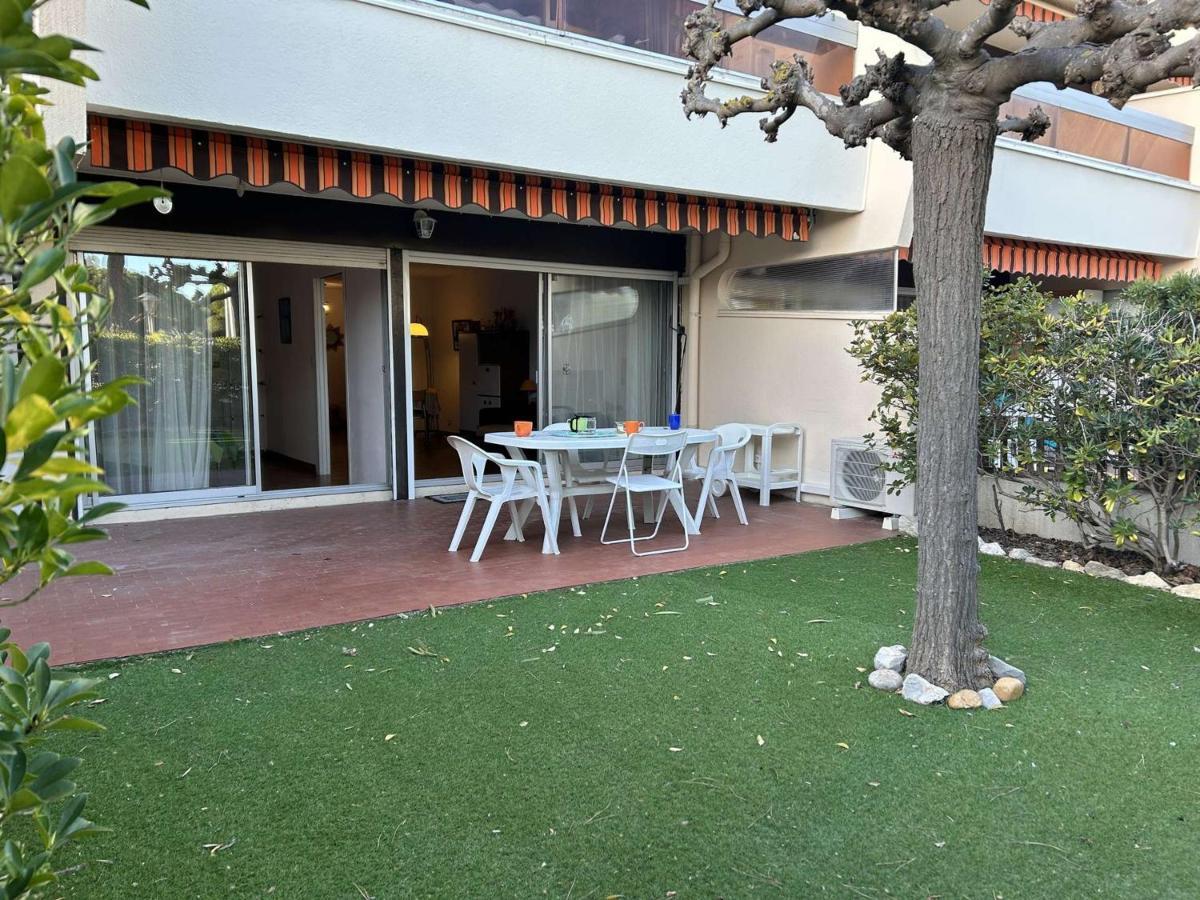 T2 6 Couchages Avec Jardin Prive Et Terrasse Au Grau-du-roi, A Deux Pas De La - Fr-1-250-223 Apartment